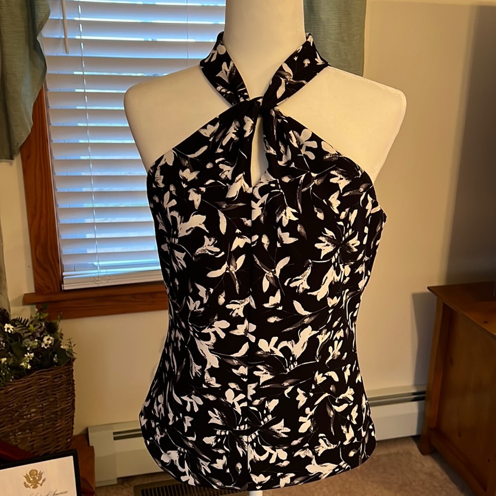 Elegant sleeveless top.